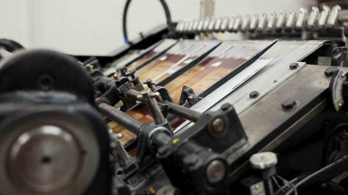 机器特写，将打印介质堆放在印刷厂