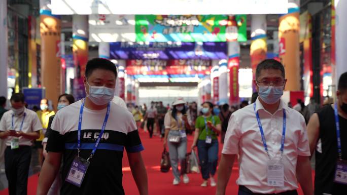 南宁国际会展中心东博会手提大包小包的人们
