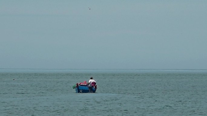 海上垂钓的小船钓鱼海钓休闲度假旅游海岛