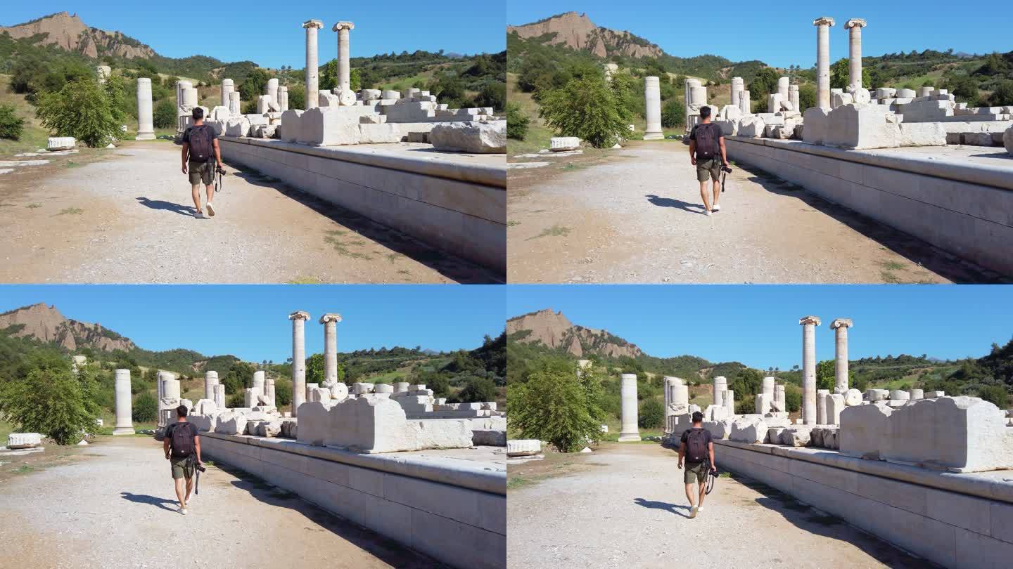 摄影师走在土耳其马尼萨省萨迪斯古城阿耳特弥斯神庙中