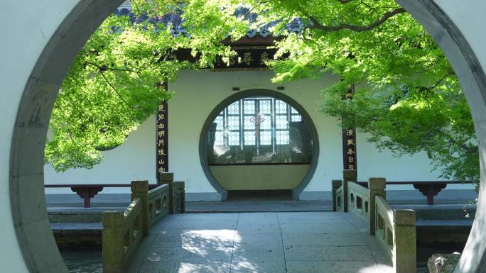 中国传统圆形门洞古建筑