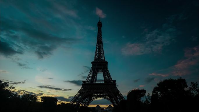 日落时巴黎埃菲尔铁塔的延时