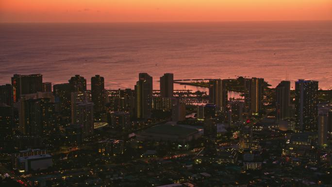 晚上，火奴鲁鲁的AERIAL Waikiki和Ala Moana社区