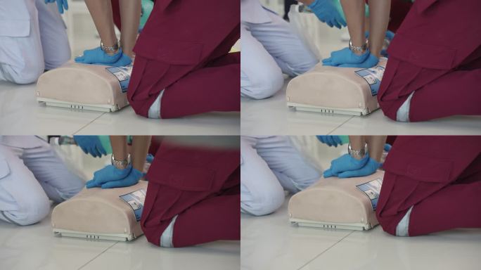 CPR培训班配有CPR玩偶和AED机、心脏泵和呼吸机。