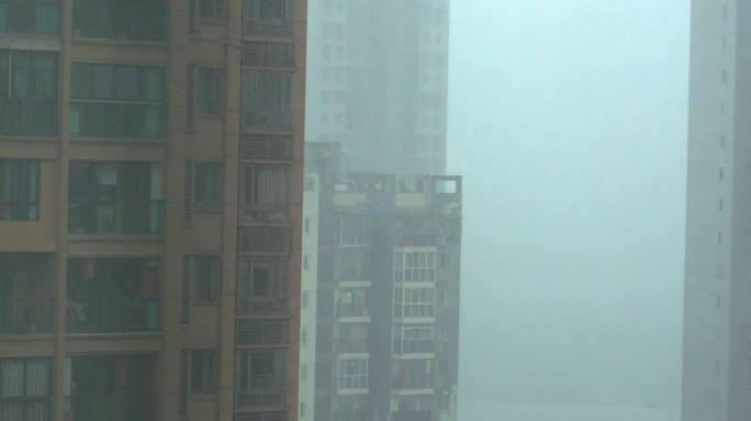 小区梅雨季节下雨天雨滴雨水