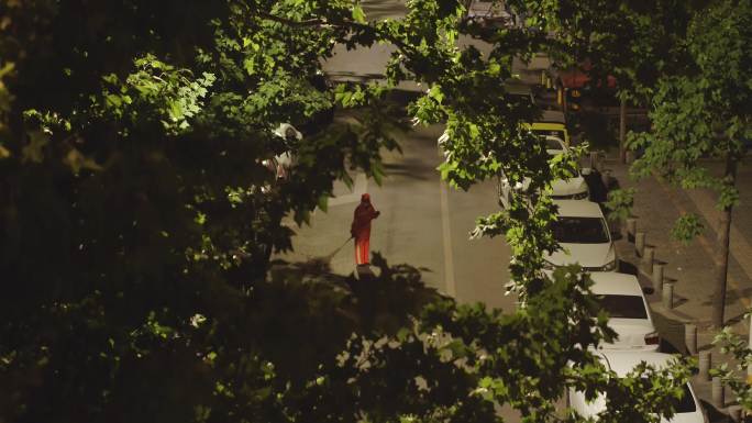 城市 夜晚 凌晨 环卫工人 扫马路