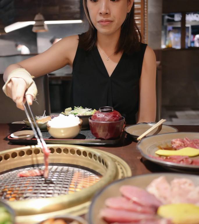日本美食爱好者烤肉餐厅美女