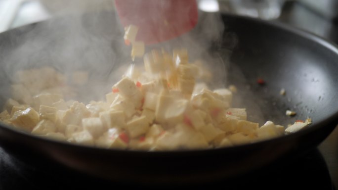 用豆腐丁炒大蒜和切碎的红辣椒