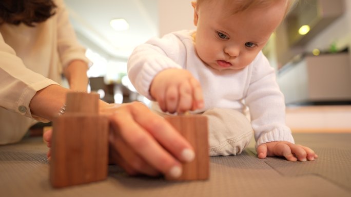 婴儿学习如何玩木制益智玩具