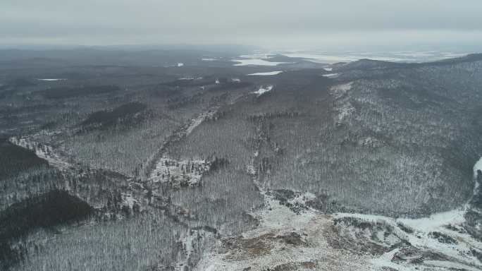 航拍阴郁的天气水墨山林雪景