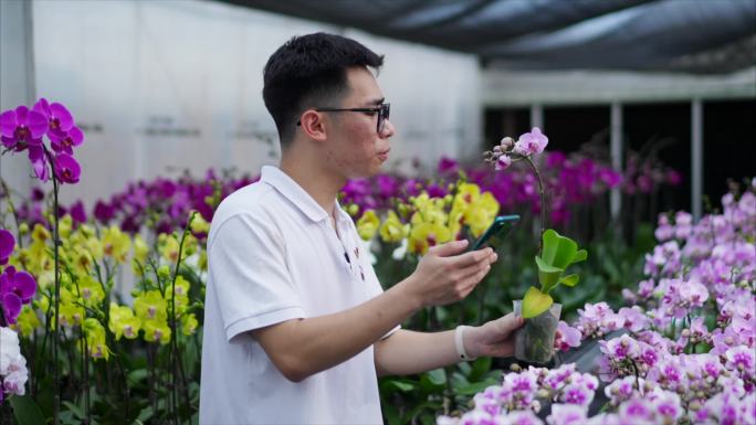 大学生拿着花