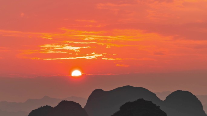 太阳升起山峰日出太阳缓缓升起