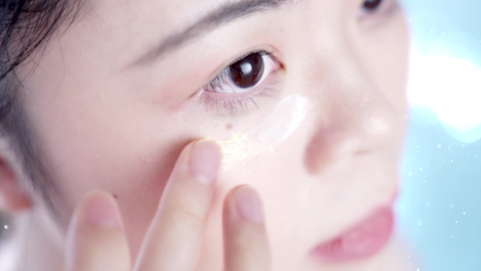 女孩使用眼霜护肤品去皱抗老功效视频素材