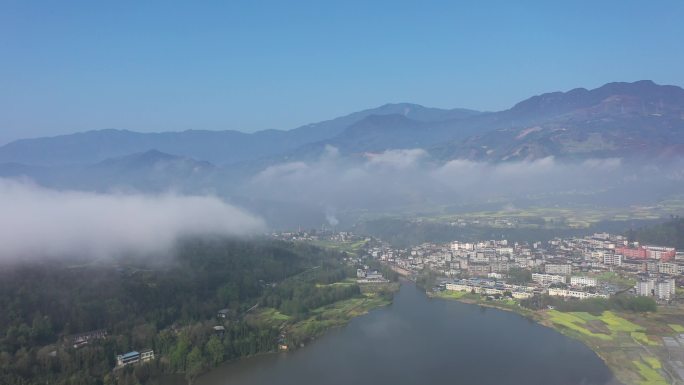 峨眉南山龙池湖畔的碧水蓝天