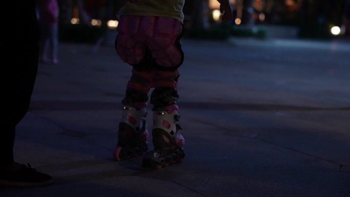 夜晚小区孩子练习轮滑