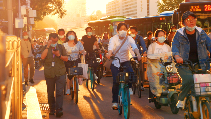 北京上班下班路上行人车流