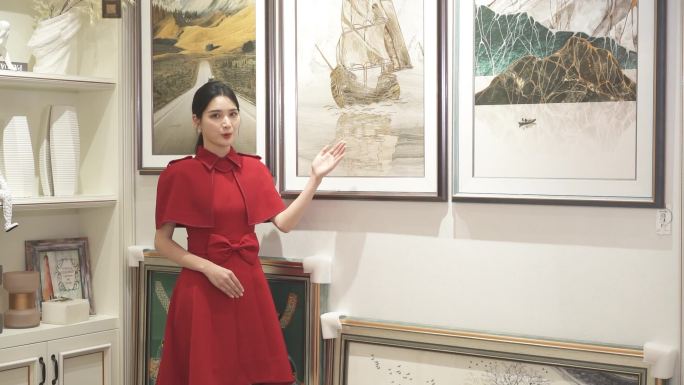 美女  专业  记者 欣赏 艺术品展览