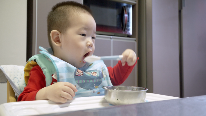 4K小孩学吃饭一岁宝宝吃饭