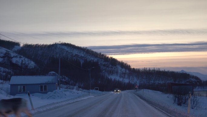 行驶在北欧雪山下的沥青公路