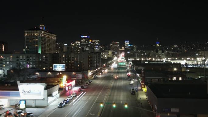 冬季夜间犹他州国会大厦盐湖城市中心向前移动超低空无人机