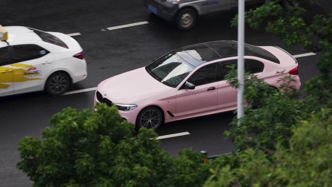 粉红色宝马轿车