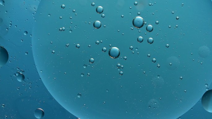 水抽象背景上的蓝色气泡颜色