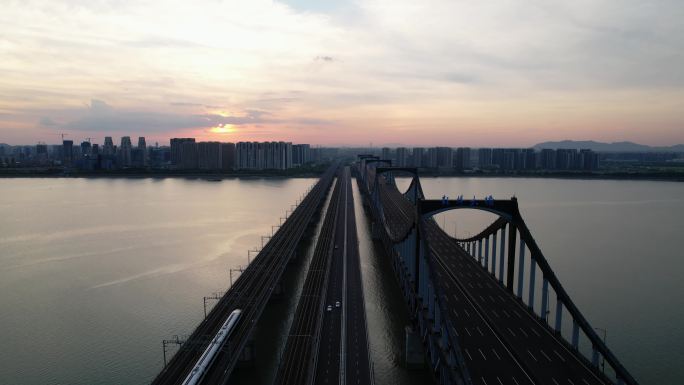 傍晚高铁驶过杭州钱塘江上钱江二桥