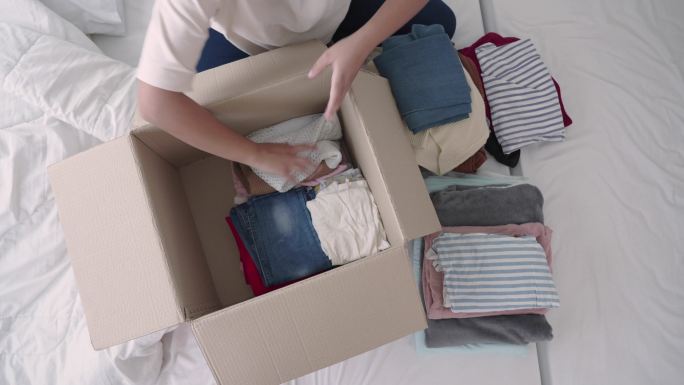 捐赠准备将衣服放入盒子