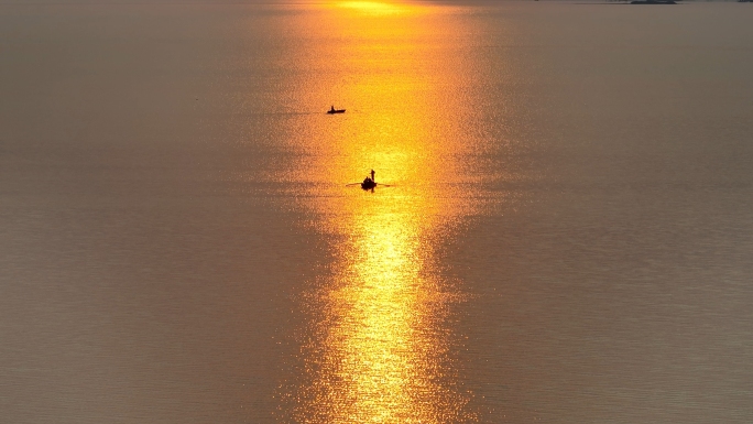 航拍暖色夕阳湖面 小船划过1