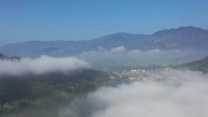 鸟瞰峨眉山龙池湖