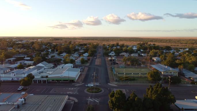 黎明时分，澳大利亚昆士兰内陆的Longreach镇上空形成美丽的云层
