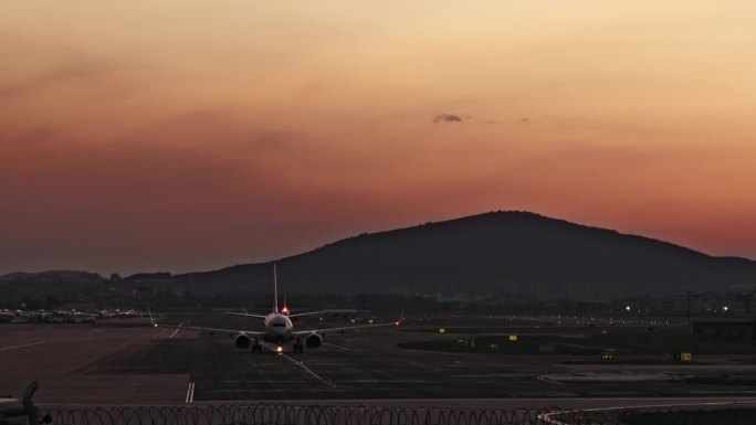 落日余晖等待起飞和机场跑道上滑行的飞机