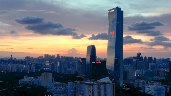 深圳南山區漢京大廈點亮夜景延時男士背影視頻素材