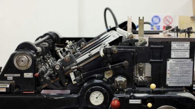在印刷厂，自动分拣印刷媒体的机器