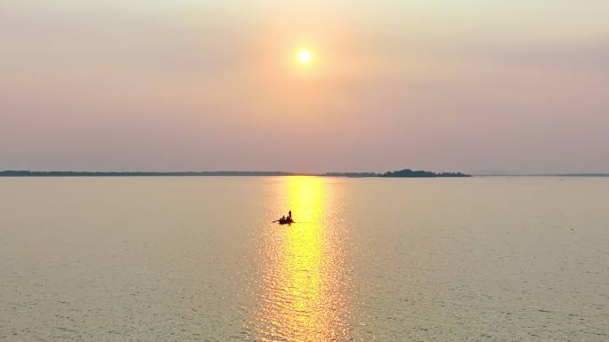 航拍暖色夕阳湖面 小船