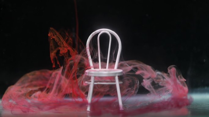 水墨飘散到白色椅子旁