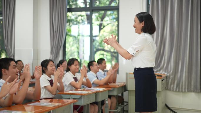 老师跟同学们上课镜头