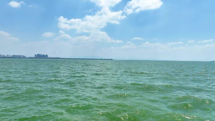 4K航拍云南昆明碧绿的滇池水2