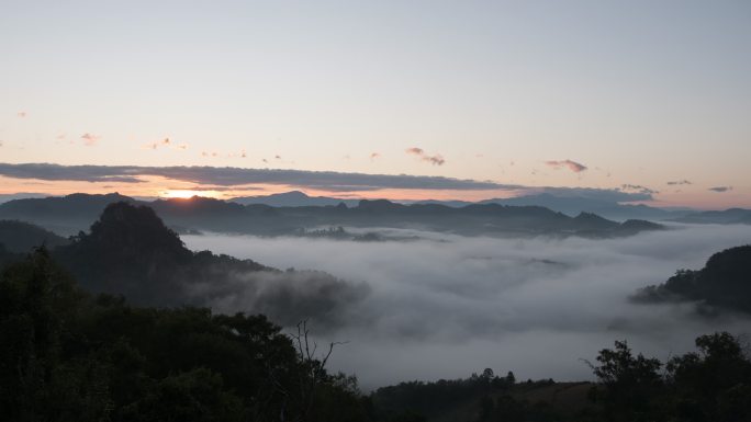 山上日出，云雾缭绕