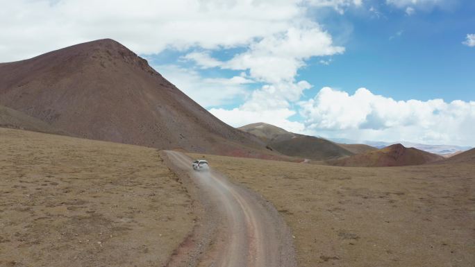 航拍越野车行驶在无人区的山路上