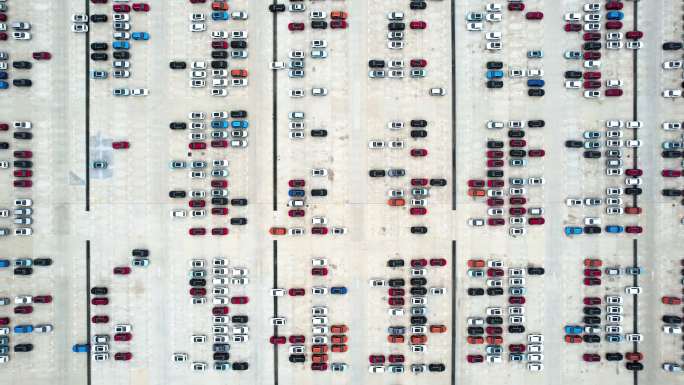 一排排新车大量停车位车位空车位