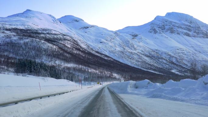 行驶在北欧雪山下的沥青公路