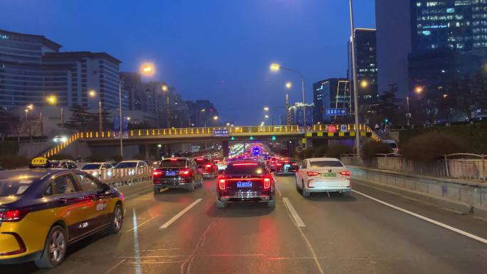 夜间在北京市道路上行驶