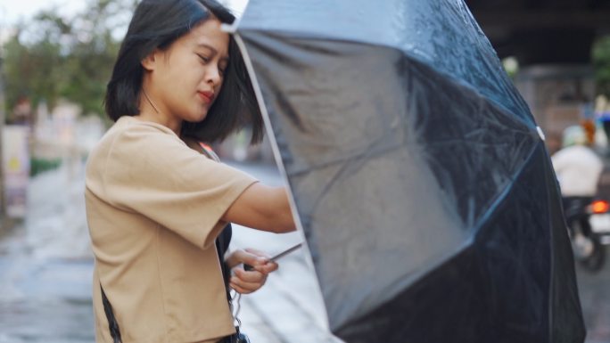 亚洲女子撑伞慢镜头