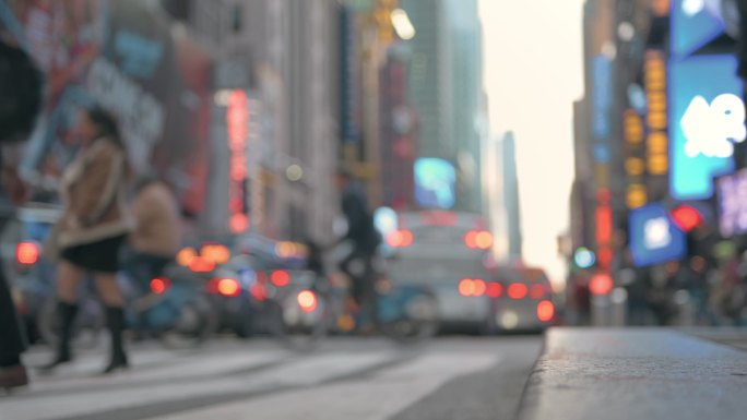 通勤者穿越纽约时代广场