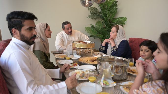 三代中东家庭一起吃午饭