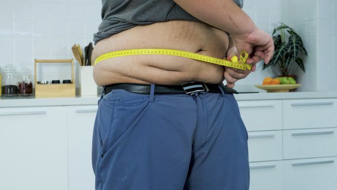 男子测量大型建筑肥胖腰围测量