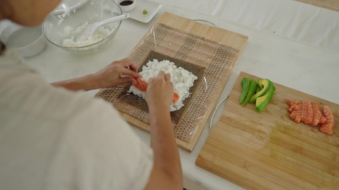 日本血统做寿司的女性