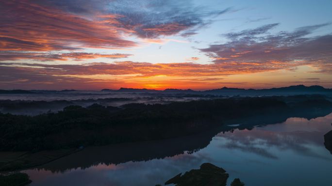 江边日出映山海彩云满天雾飘川