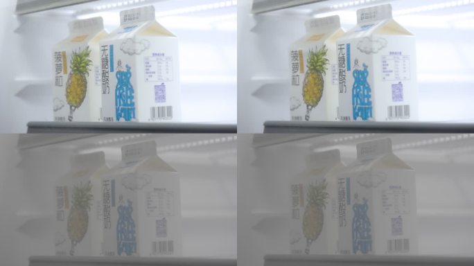 冷藏柜里的盒装酸奶